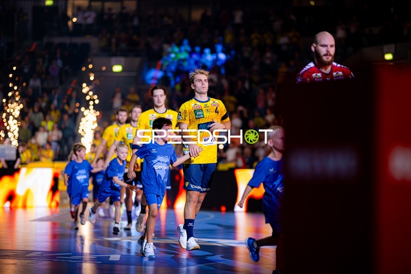 Einlauf von Mathias Larson (4; Rhein Neckar Löwen), Robert Timmermeister (7; Rhein Neckar Löwen) und Mike Jensen (20; Rhein Neckar Löwen)