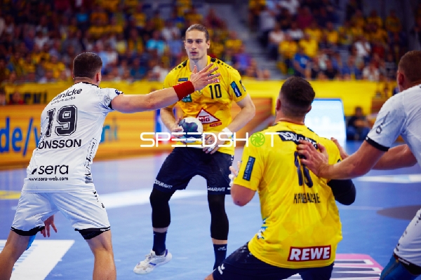 Juri Knorr hat den Ball in der Hand und bereitet sich auf einen Angriff vor.