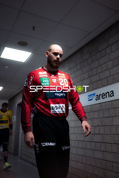 Mike Jensen (20; Rhein Neckar Löwen) betritt den Gang