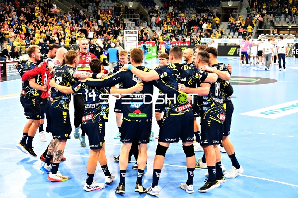 Jubel mit David Späth (29; Rhein Neckar Löwen) und Teamkollegen