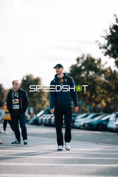 Personen laufen außerhalb