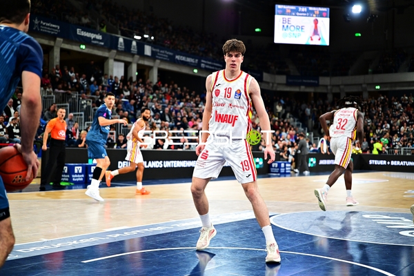 Christian Skladanowski (19; Würzburg Baskets) verteidigt