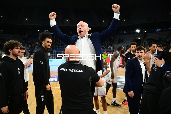Szene mit Lionel Bosco (998; Telekom Baskets Bonn) und Teammitgliedern