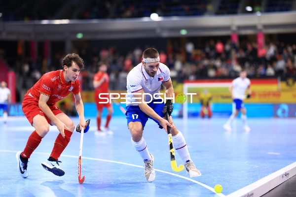 Zweikampf um Ball im Hallenhockey