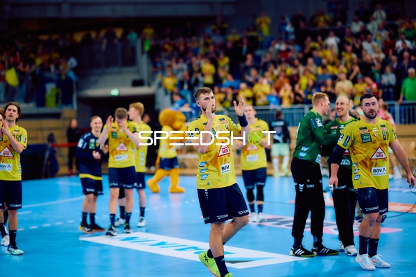 Die Spieler der Rhein Neckar Löwen klatschen nach dem Spiel in die Hände.