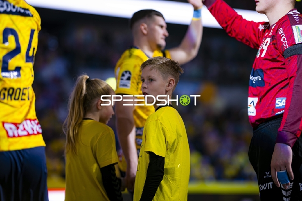 Spieler mit Kindern vor Spiel