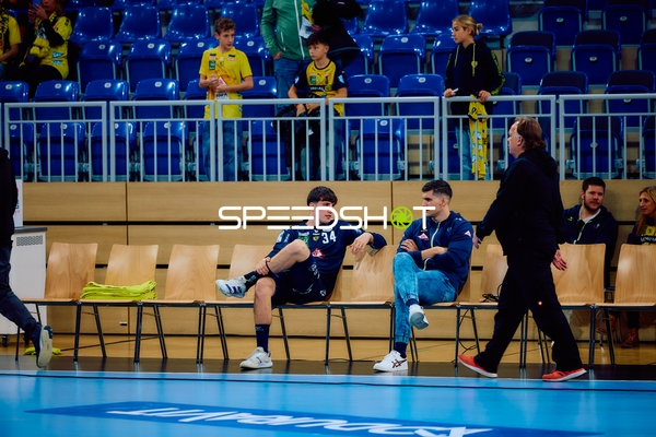 Spieler auf der Bank mit Trainer im Gespräch