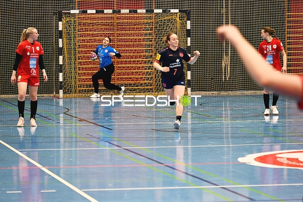 Aktionsreicher Lauf im Handballspiel