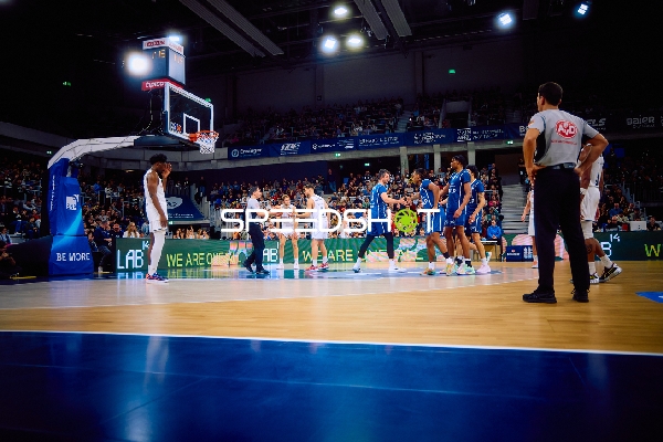 Spieler versammeln sich nach einem Korberfolg