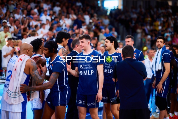 Handshake Andrew O’Brien (3;MLP Academics Heidelberg), Mateo Šerić (21;MLP Academics Heidelberg)