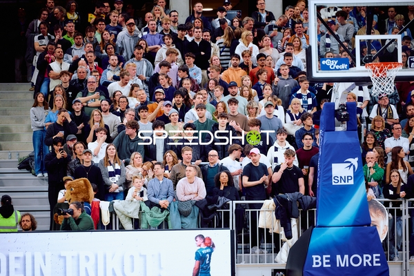 Zuschauer füllen die Ränge beim Basketballspiel