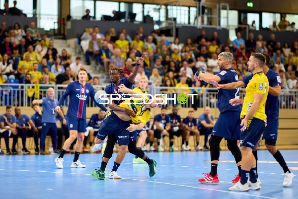 Spieler kämpfen um Ball