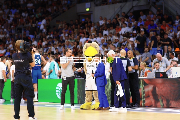 Offizielle Zeremonie mit Maskottchen