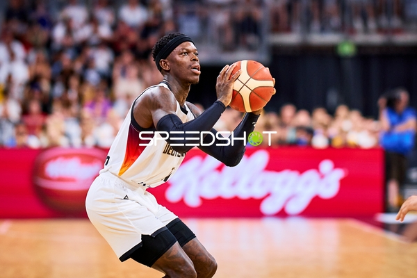 Dennis Schröder (17; Deutschland) wirft auf Korb
