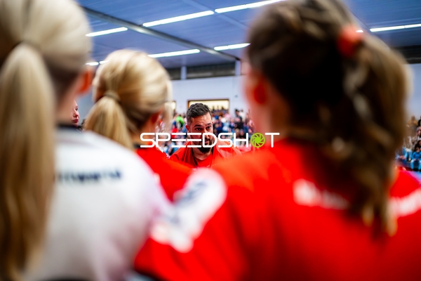 Hannes Diller (0, SG Schozach-Bottwartal) spricht mit Team