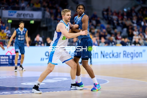 Osun Osunniyi (12; MLP Academics Heidelberg) und Till Pape (19; Frankfurt Skyliners) im Zweikampf