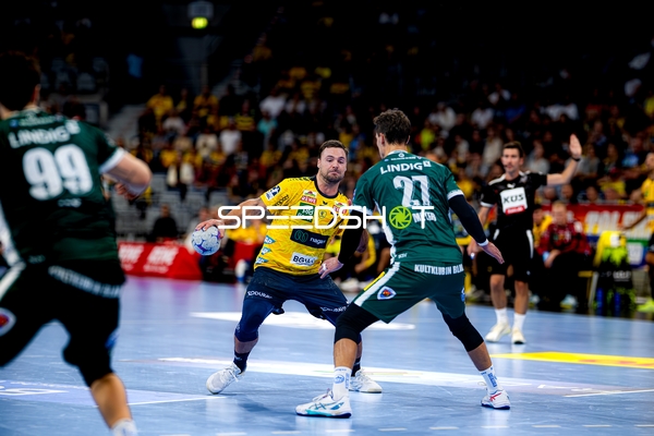 Kampf um den Ball zwischen Dani Baijens (77; Rhein Neckar Löwen) und Philipp Meyer (27; ThSV Eisenach)