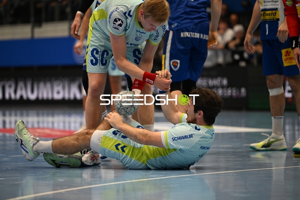 Spieler von ThSV Eisenach helfen sich