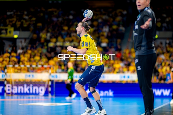 Spieler mit Ball in Aktion Rhein Neckar Löwen