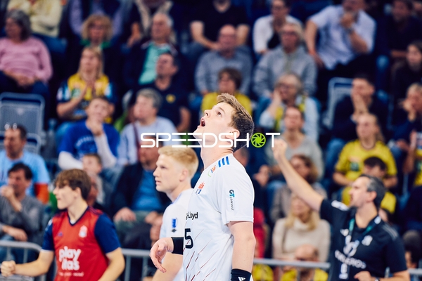 Ein Spieler von HSV Hamburg schaut nach oben, möglicherweise aufgrund einer Spannungssituation im Spiel.