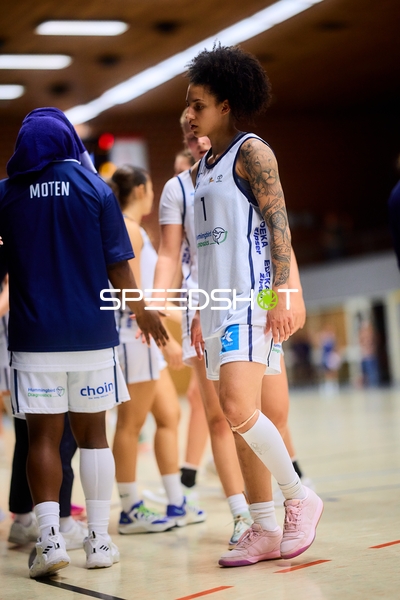 Basketball-Situation mit Charisse Fairley (1; USC BaseCats Heidelberg)