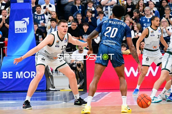 Marten Linßen (12; Gladiators Trier) verteidigt