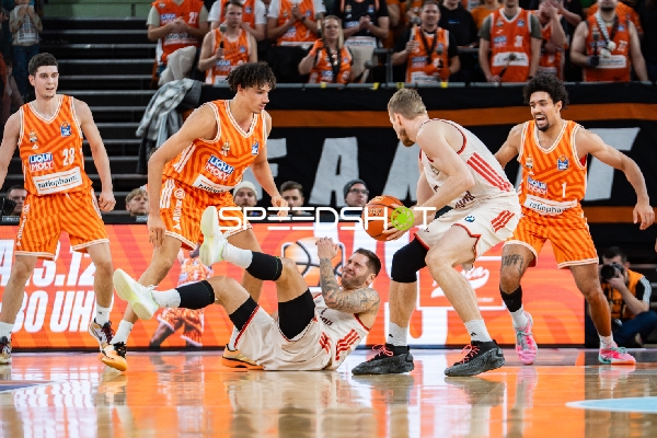 Spielszene mit Diego Garavaglia (23; Ratiopharm Ulm) und Stefan Jovic (16; FC Bayern Basketball)