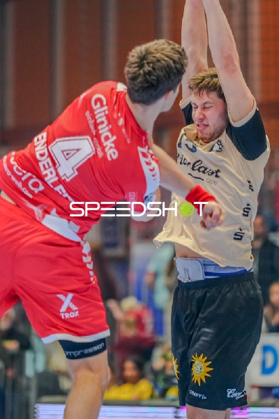 Szene mit Nikolaj Enderleit (4; MT Melsungen) und Spieler von Team Bergischer HC