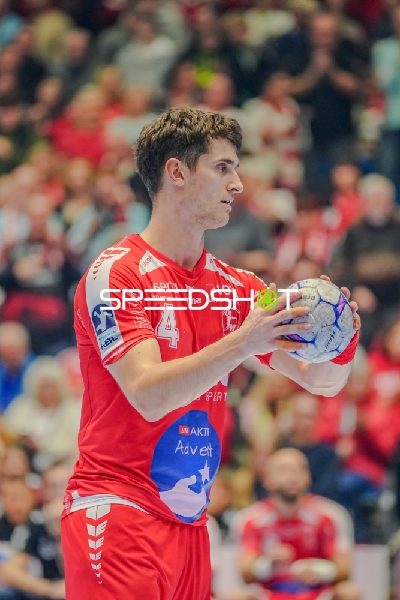 Nikolaj Enderleit (4; MT Melsungen) mit Ball