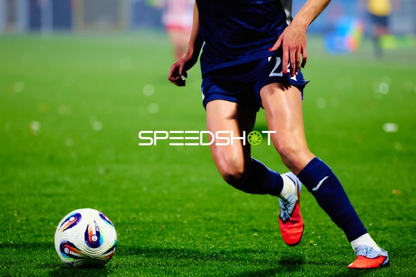 Juliane Schmid (27; TSG Hoffenheim Frauen) am Ball