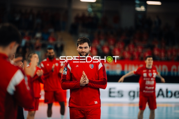 Jonathan Fischer (36; SG BBM Bietigheim) applaudiert im Teamkreis