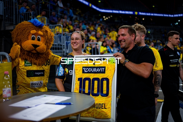 Personen präsentieren Trikot Holger Bachert (99; Rhein Neckar Löwen)