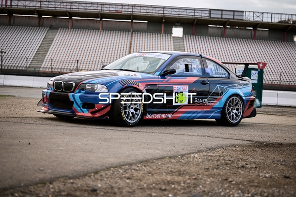BMW Rennauto auf der Rennstrecke