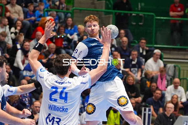 Johannes Wasielewski (77; Bergischer HC) und Joël Willecke (24; TBV Lemgo) in Aktion