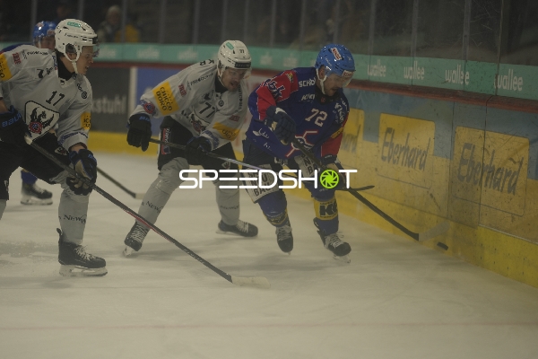 Keijo Weibel (72; EHC Kloten) mit Puck am Bullykreis