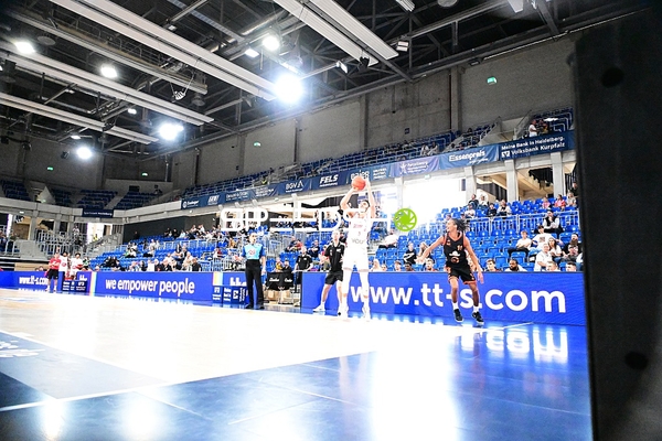 Spieler wirft auf Korb