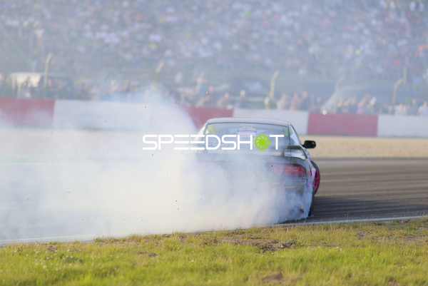 Auto driftet mit Rauch