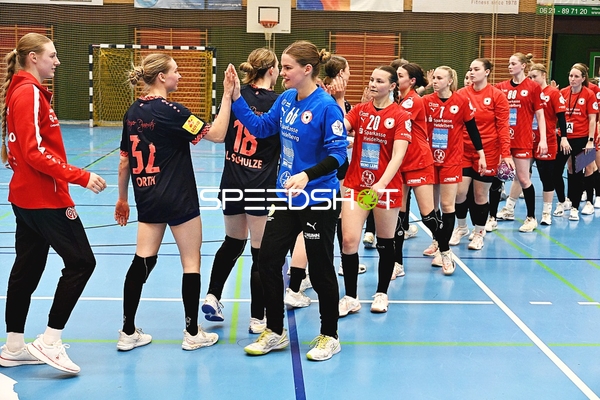 Händeschütteln zwischen Kurpfalz Bären und Mainz 05