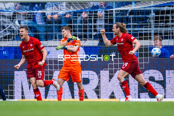 Torjubel Benedikt Bauer (26, Karlsruher SC), Fabian Schleusener (24, Karlsruher SC), Julian Krahl (1, 1. FC Kaiserslautern)