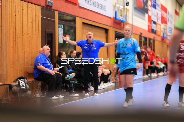 Szene mit Rikke Hoffbeck Petersen (22; Thüringer HC) und Trainerteam