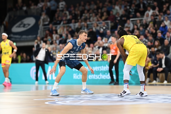 Niklas Würzner (2; MLP Academics Heidelberg) im Zweikampf