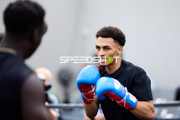 Ringside-Zone Face-Off