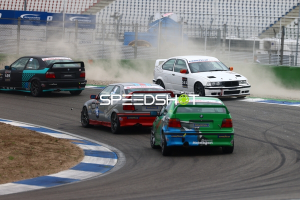 Enges Rennen und Crash in der Kurve