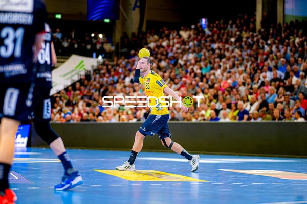 Wurfvorbereitung Olle Forsell-Schefvert (25;Rhein Neckar Löwen)