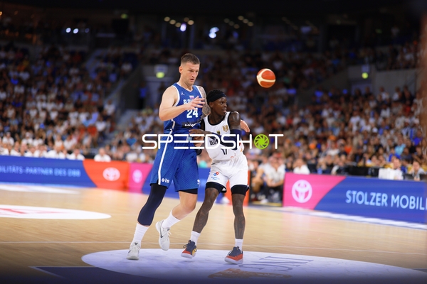 Alen Omić (24; Slowenien) und Dennis Schröder (17; Deutschland) im Duell