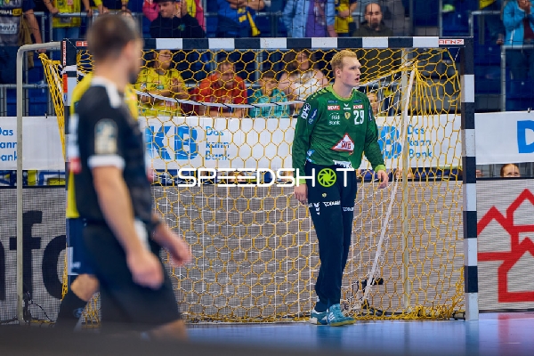 Torwart steht im Tor