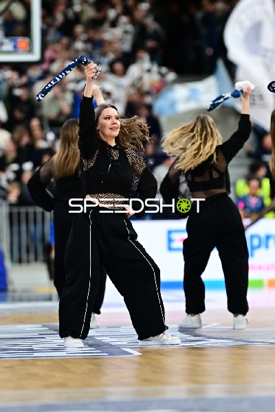 Basketball-Szene mit Cheerleaderinnen