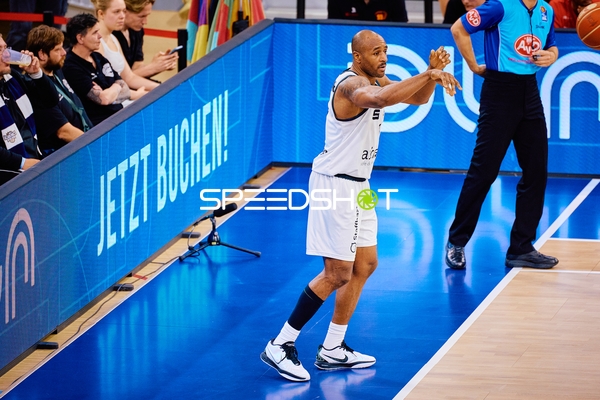 Pass DeAndre Lansdowne (9;Niners Chemnitz)