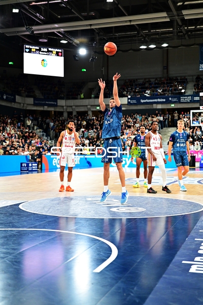 Wurf von Samuell Williamson (10; MLP Academics Heidelberg) in Aktion