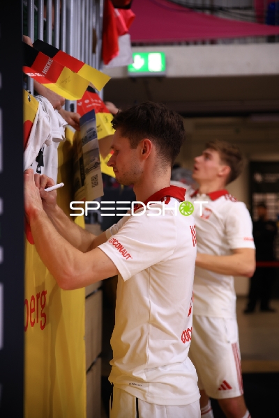 Maksymilian KOPERSKI (10; Polen) signiert Autogramme